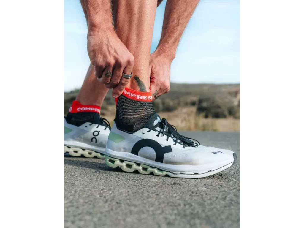 Compressport Pro Racing V4.0 Run Low - Black/Core Red - Image 4