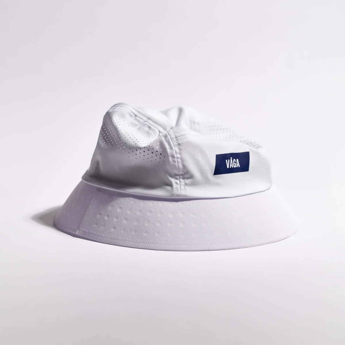 VÅGA FEATHER BUCKET HAT - WHITE
